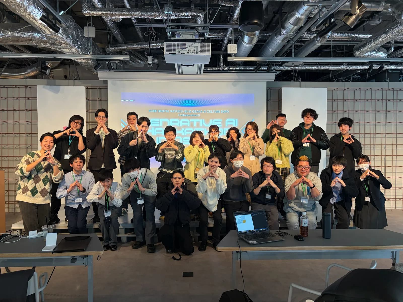 「生成AIハッカソン in 大阪」の参加者と運営スタッフの集合写真