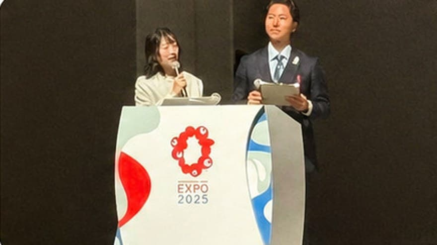 大阪・関西万博の公式プログラムで司会進行を務める様子